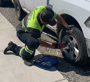 Bozeman-Road-Rescue-tire-change